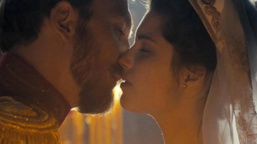 Fotograma de Matilda, en el que el zar Nicolas II besa a la protagonista.