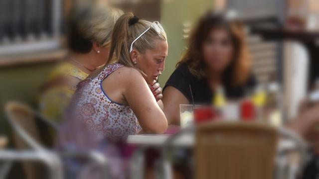 Belén Esteban en una terraza.