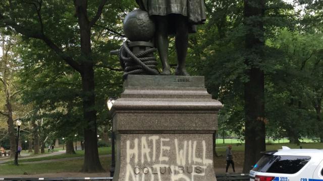 Estatua de Cristobal Colón en EEUU amanece con pintadas. Getty.