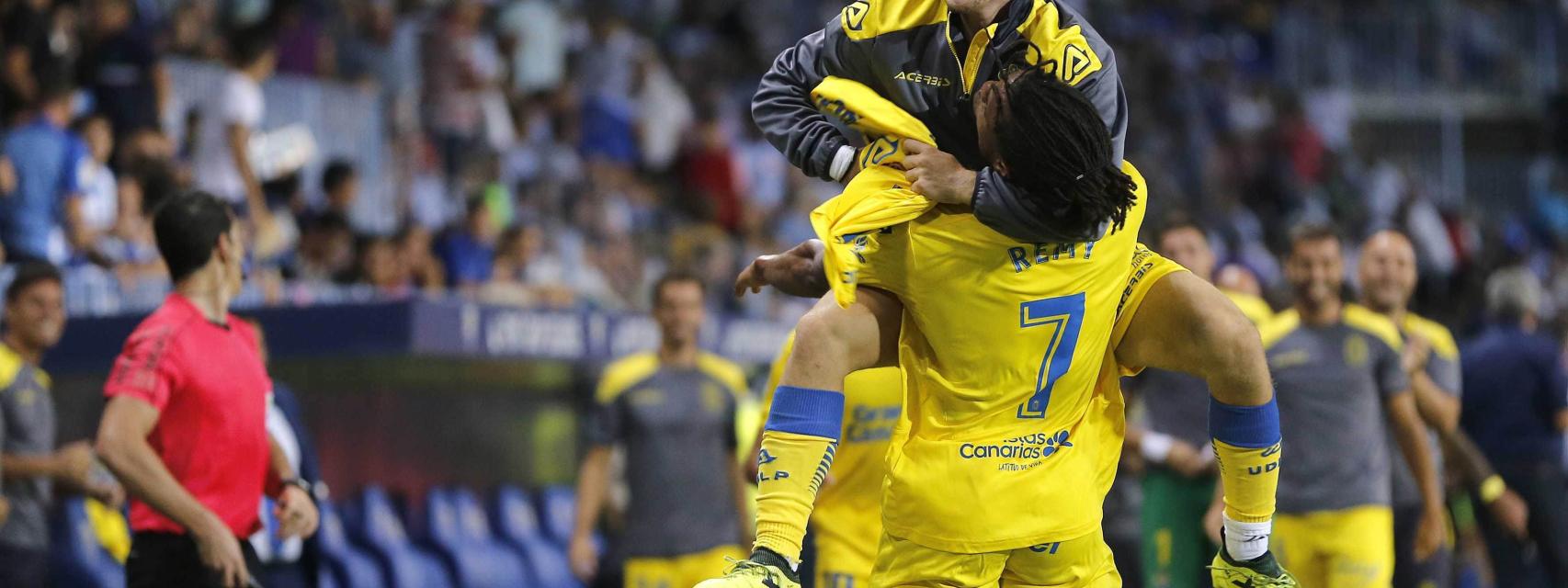 El equipo canario celebra uno de sus goles.