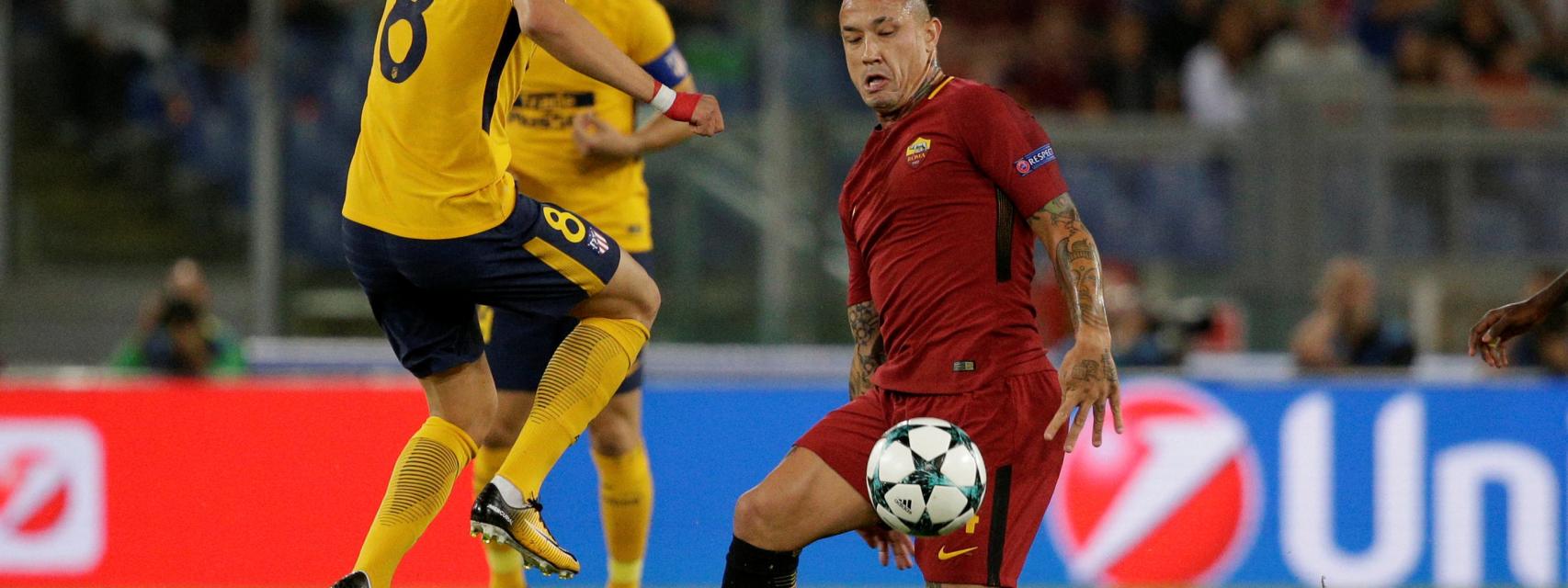 Saúl pelea la pelota con Nainggolan.