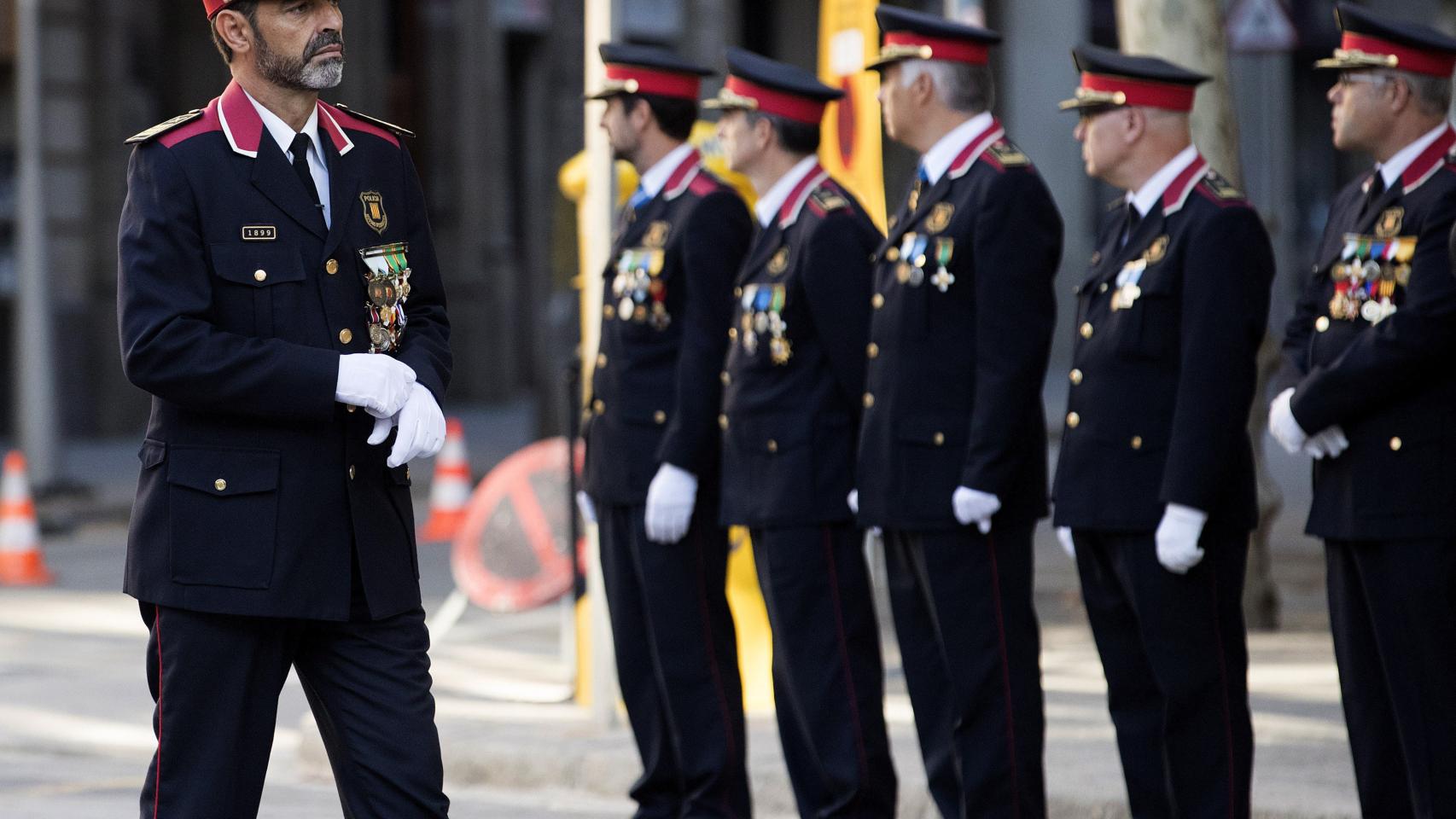 El Major de los Mossos d'Esquadra Josep Lluis Trapero, durante la ofrenda floral al monumento a Rafael Casanova con motivo de la celebración de la Diada.
