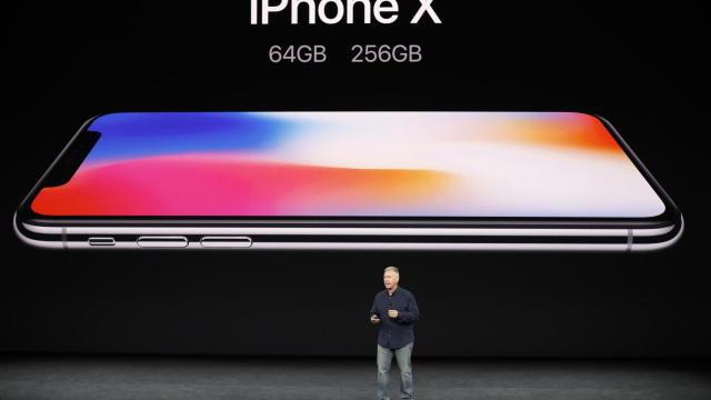 2017-09-12T193150Z_1486616027_HP1ED9C1I91DF_RTRMADP_3_APPLE-IPHONE