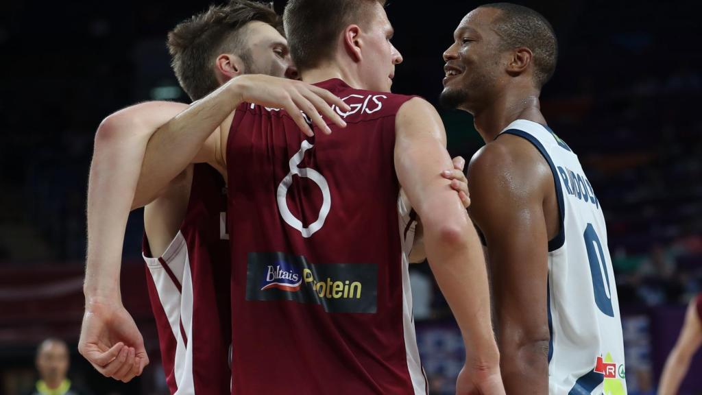 El pique entre Porzingis y Randolph que terminó con el segundo expulsado.