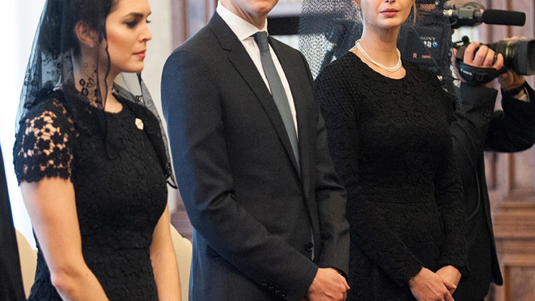Hope Hicks, junto a Ivanka, en su visita al Vaticano.