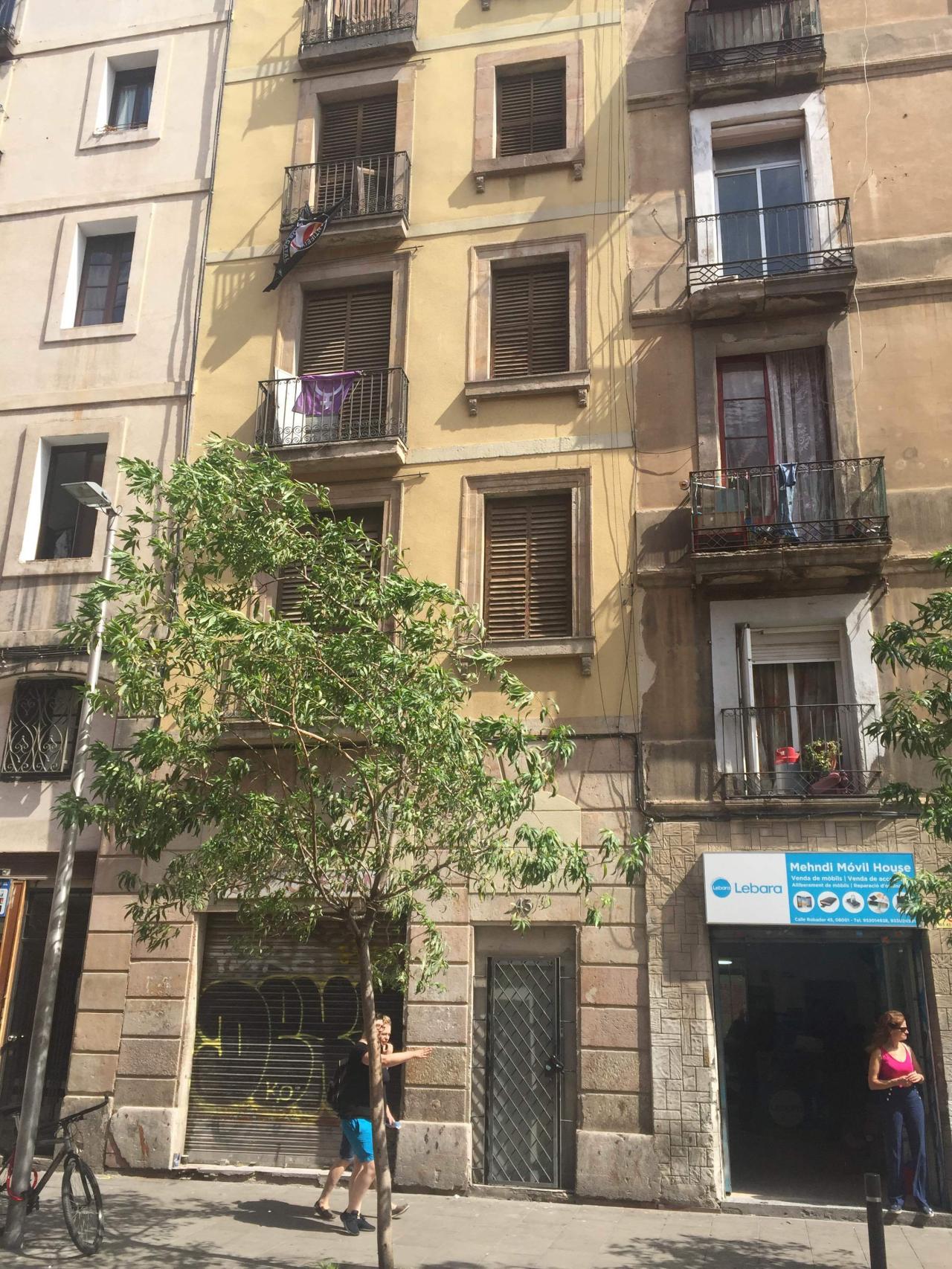 El edificio ocupado es el 43 de la calle Robadors