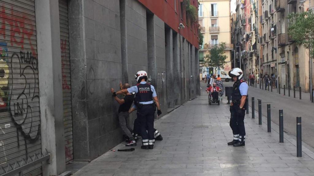 Los Mossos reducen a un toxicómano que estaba molestando a prostitutas y vecinos