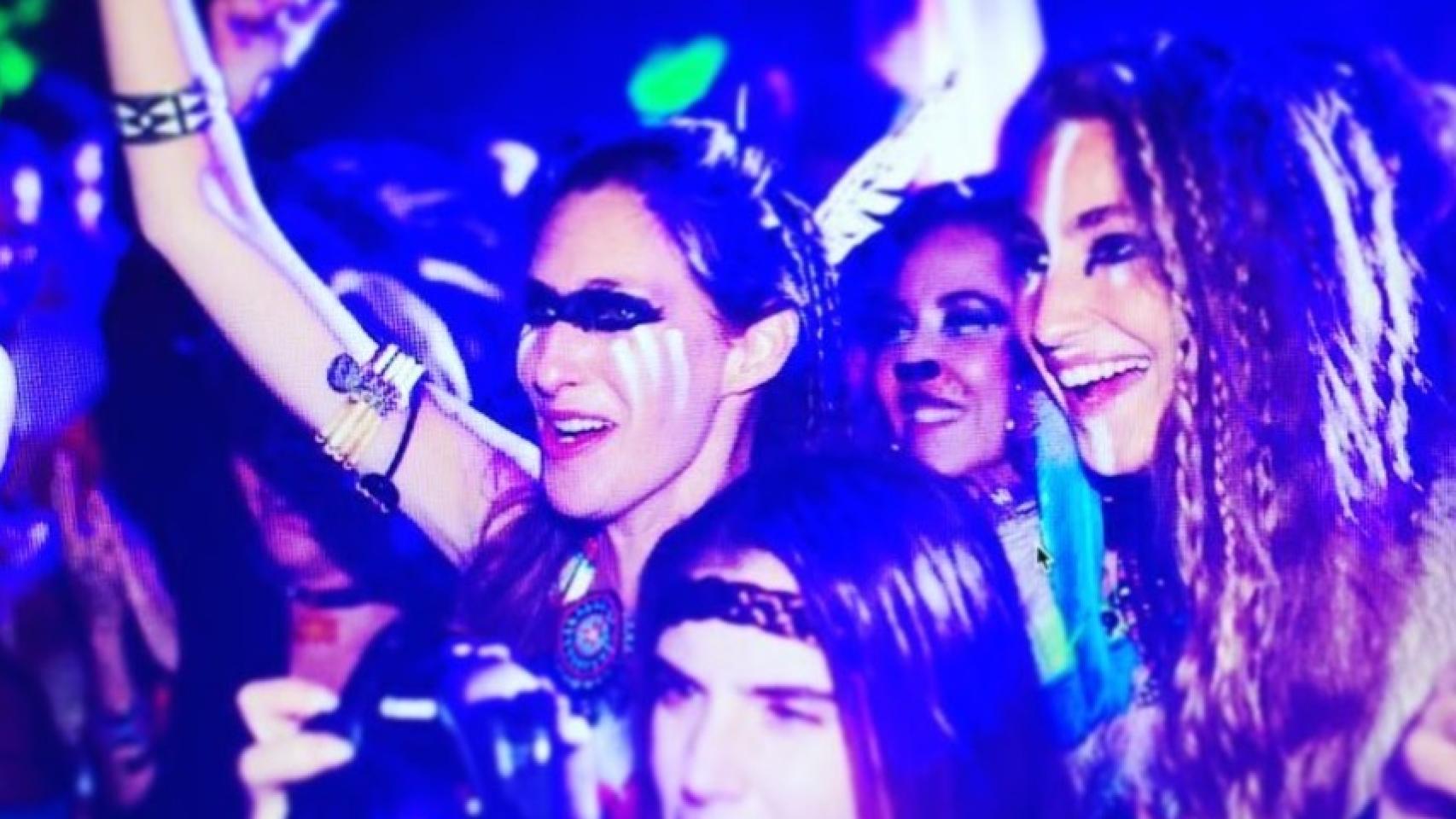 Las invitadas de la fiesta, bailando.