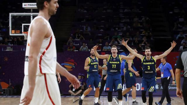 Pau Gasol decepcionado mientras Eslovenia celebra.