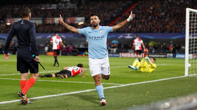 Sergio Agüero celebra el segundo tanto del Manchester City en Holanda.