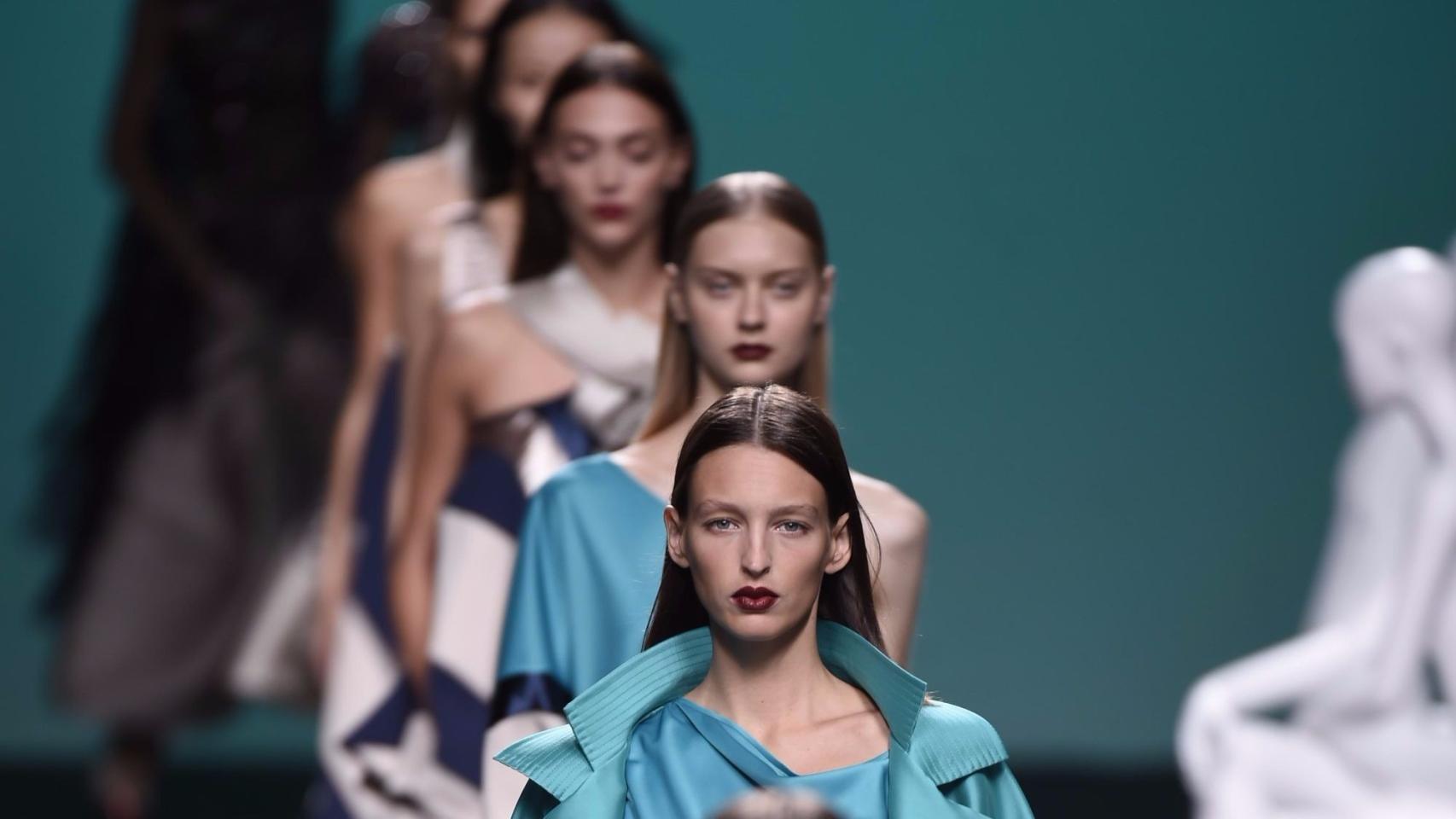 Toda la paleta de azules, desde el turquesa hasta el marino, en el desfile de Ulises Mérida. | Foto: GTRES.