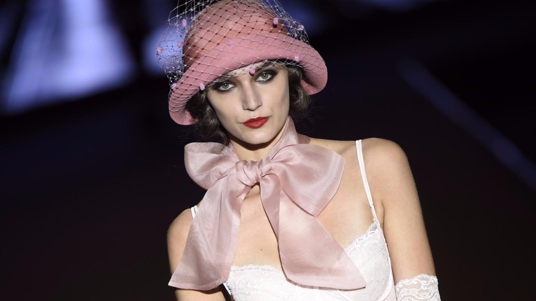 La aspirante de Andrés Sardá saliendo de su largo viaje en tren hacia Hollywood. | Foto: GTRES.