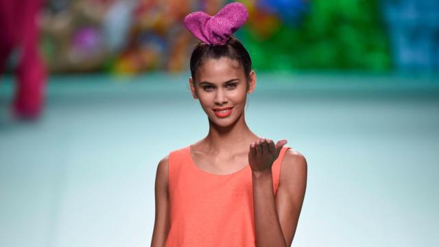 Ágatha Ruiz de la Prada siempre llena de ritmo y color la pasarela. | Foto: GTRES.