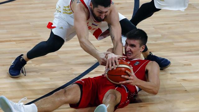 Kurbanov y Bogdanovic disputando el balón.