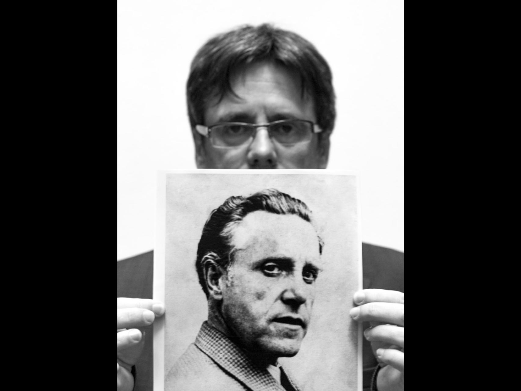 El president catalán sosteniendo la foto de su abuelo materno.