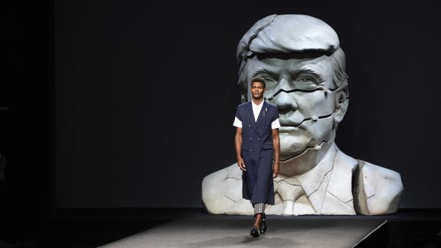Una figura gigante de Trump rota ha presidido el desfile de la toledana. | Foto: GTRES.