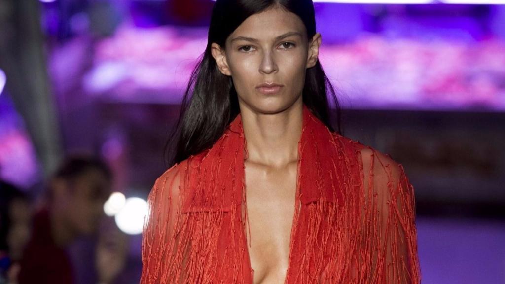 Modelo en rojo del desfile de Pepa Salazar para la primavera-verano 2018. | Foto: GTRES.