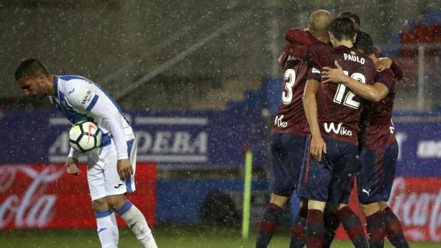 Los jugadores del Eibar celebran su gol.