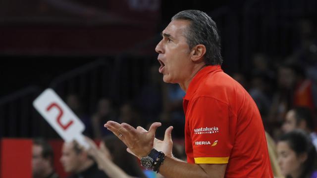 Scariolo da órdenes desde el banquillo.