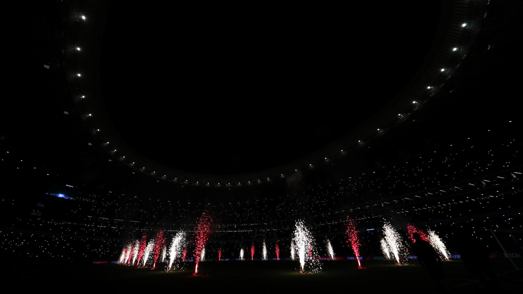 Fuegos artificiales una vez acabado el partido.