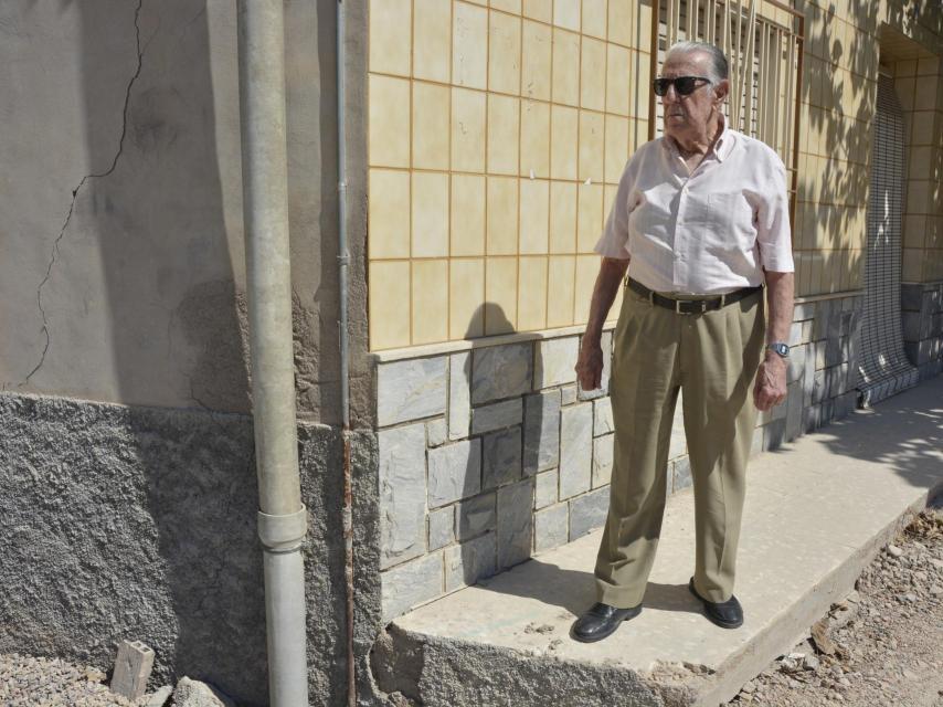 Juan Fernández señala la marca azul pintada en el suelo por donde pasará el muro del AVE