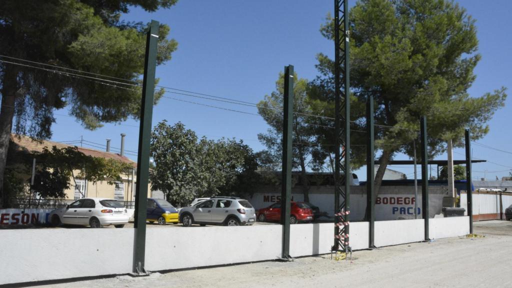 Comienzo de construccion del muro frente al Meson Bodega Paco