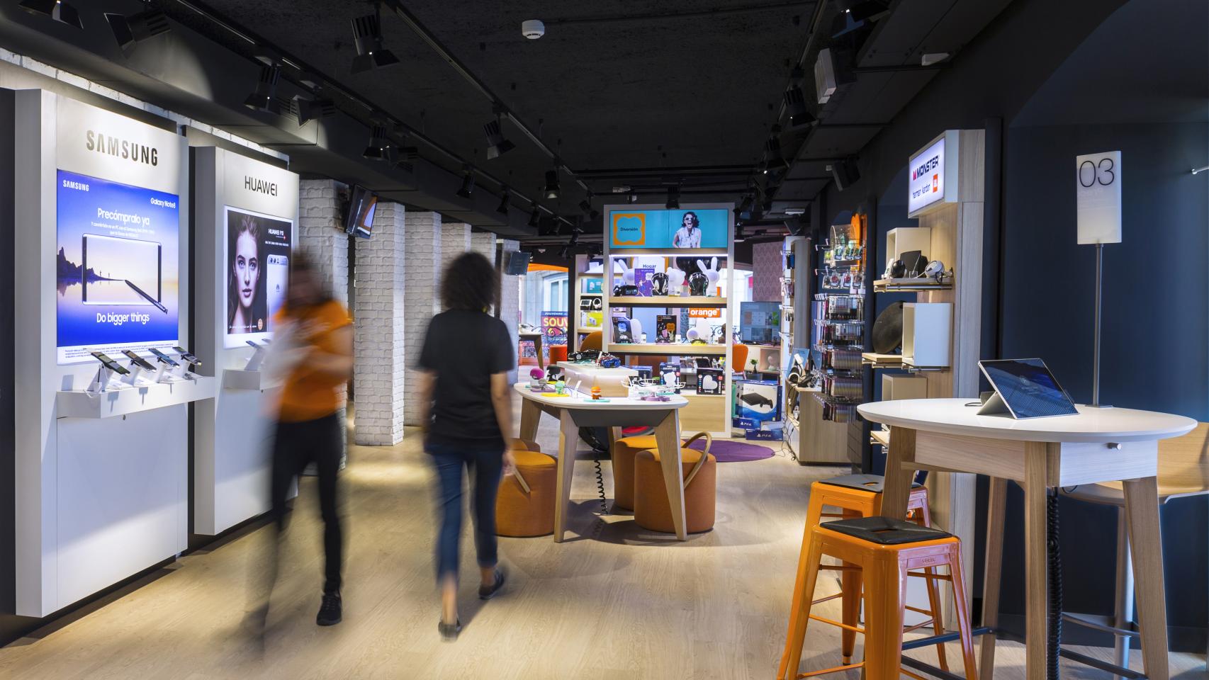 En la nueva tienda de Orange en Sol no hablan de derecho al honor.