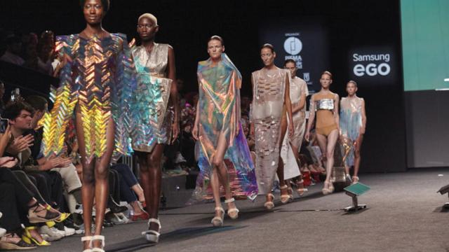 Desfile final de la colección Walldress de la firma Zap & Buj.