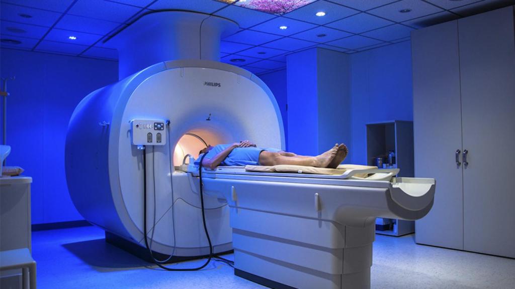 Paciente realizando una resonancia magnética