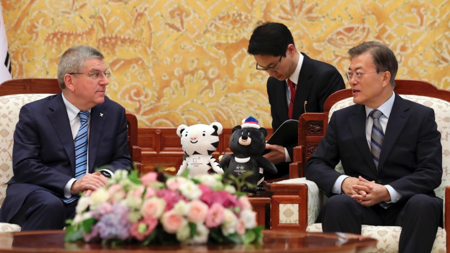 Thomas Bach con Moon Jae-in hablando de la participación de la Corea del Norte en los Juegos.