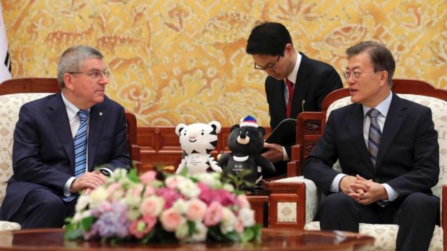 Thomas Bach con Moon Jae-in hablando de la participación de la Corea del Norte en los Juegos.