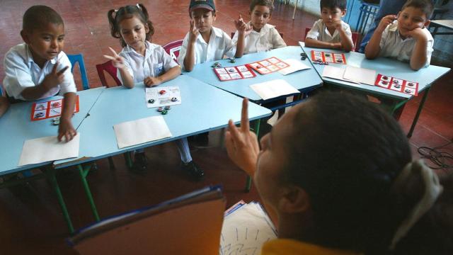 Imagen de una clase con niños sordomudos.