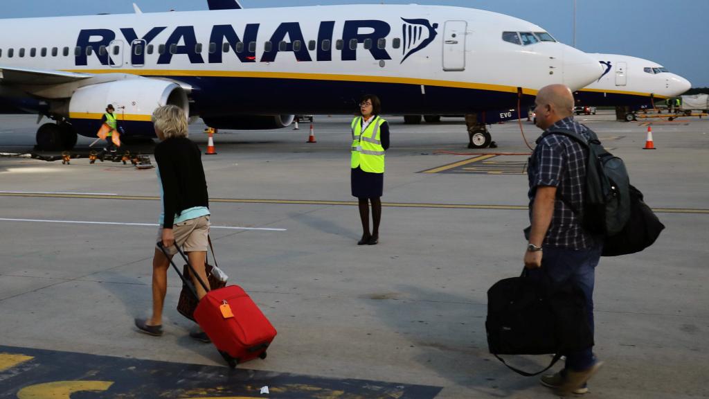 Varios pasajeros se dirigen a un avión de Ryanair en el aeropuerto de Londres.