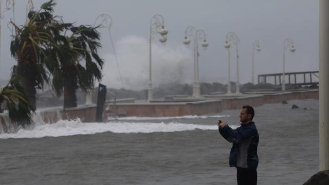 Un hombre fotografía los efectos del huracán María tras su paso por la isla francesa de Guadalupe.
