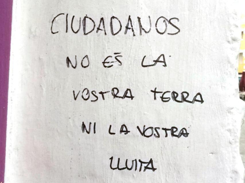 Uno e los mensajes amenazadores pintados en la tienda de los Rivera