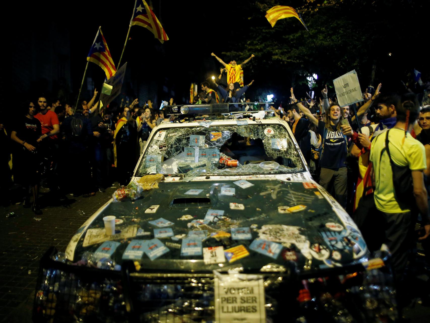 Momento en el que los radicales destrozaban los coches de la Guardia Civil.