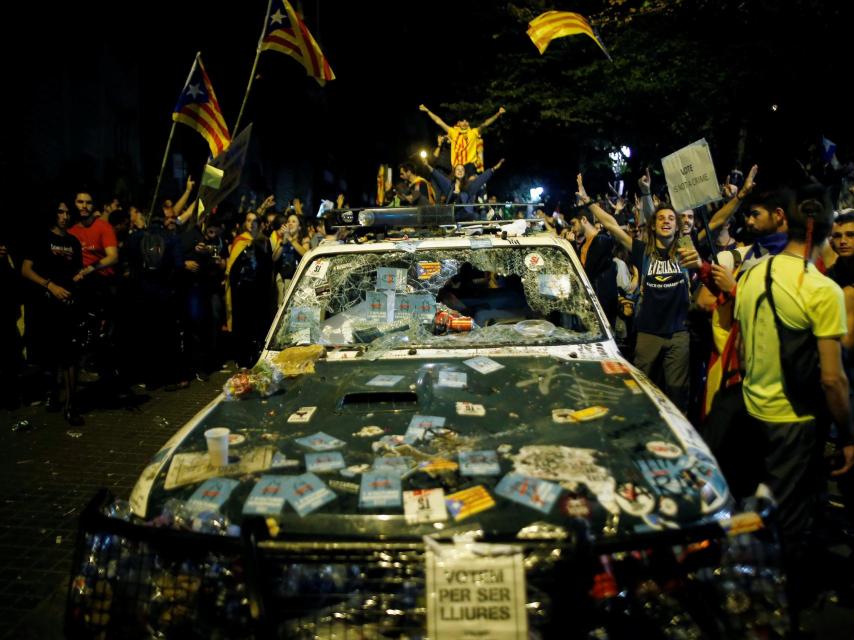 Momento en el que los radicales destrozaban los coches de la Guardia Civil.