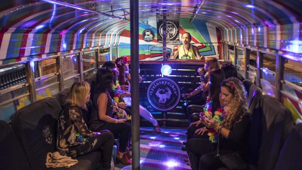 Un grupo de chicas se prepara para celebrar una despedida de soltera en La Carreta