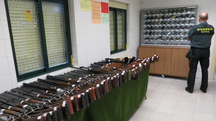 Foto de archivo de una subasta de armas