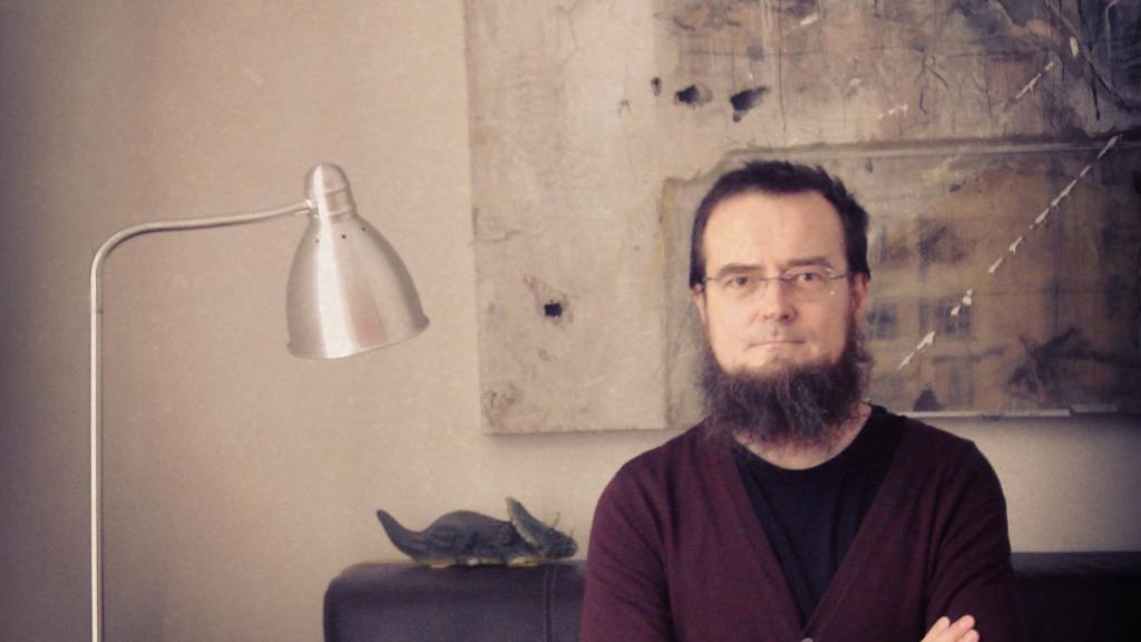 El autor de cómics y definitivamente polifacético Mauro Entrialgo. Autorretrato. Cedida.