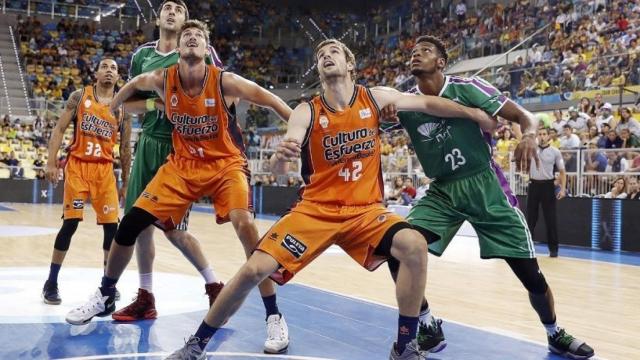 Jugadores de Valencia y Unicaja cerrando un rebote. Foto: Twitter (@acbcom).
