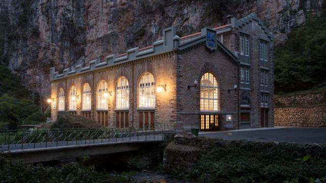 Vista nocturna de la central de La Malva, en Somiedo.