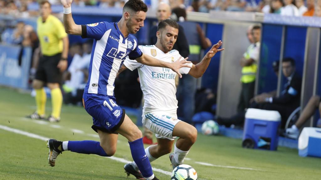 Dani Ceballos ante Burgui en el encuentro contra el Alavés.