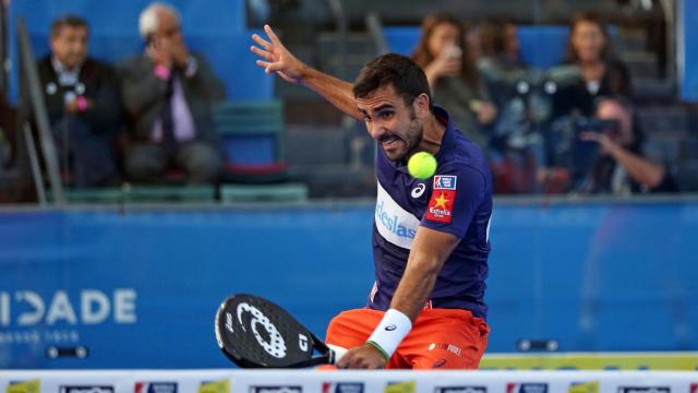 Pablo Lima a punto de devolver una pelota en cuartos.