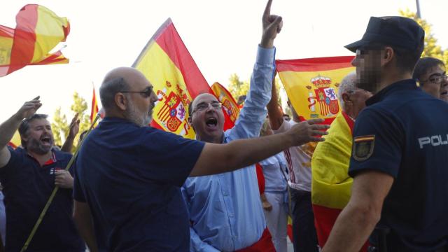 Imagen de la concentración a las puertas de la asamblea de Podemos.