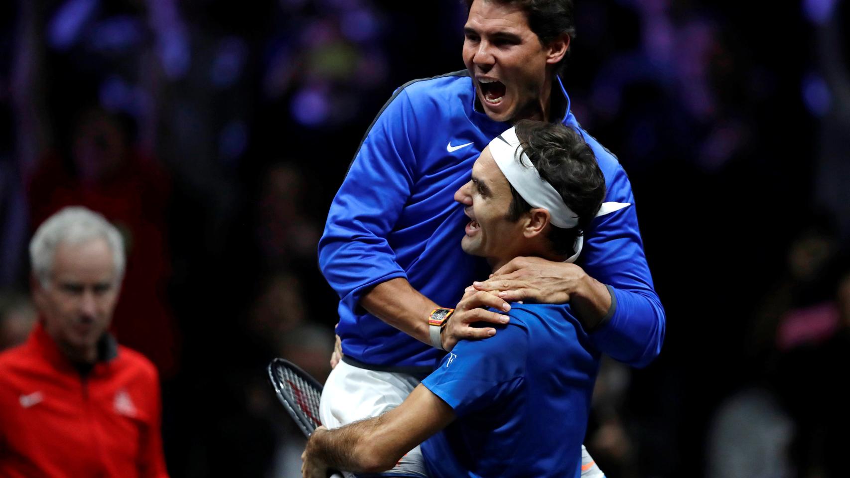 Nadal y Federer se abrazan tras la victoria en la Laver Cup.