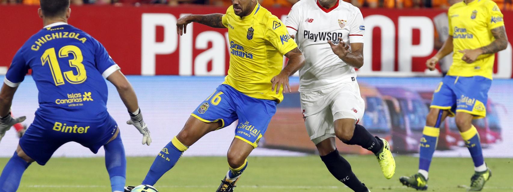 Aythami junto a Mercado en el partido ante el Sevilla.