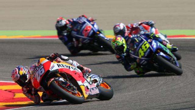 Pedrosa rueda por delante de Rossi tras superarlo al final de la vuelta 16.