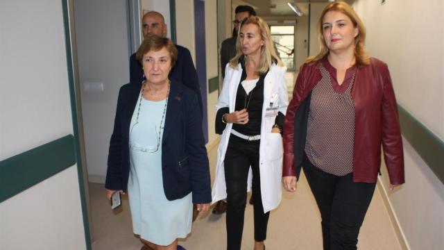 La consejera y la delegada de la Junta visitan a los afectados en el hospital.