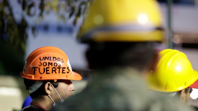 Un voluntario lleva un casco con un mensaje esperanzador.